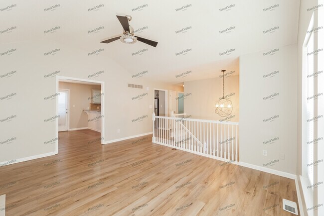 Building Photo - 321 N Queen Ridge Ave