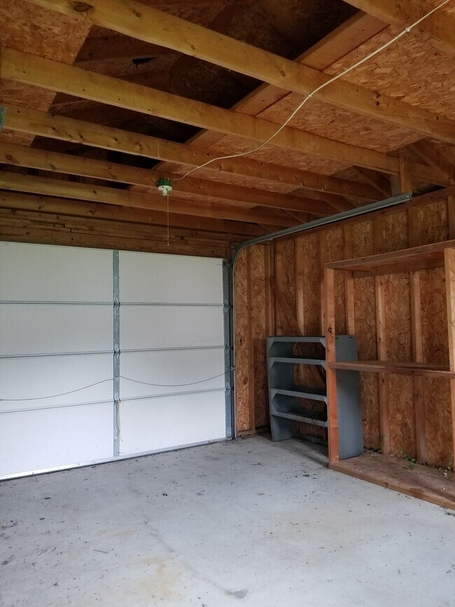 Building Photo - * August 2026* GREAT 3 Bed House!!