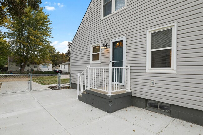 Building Photo - 1003 E Hopkins Dr