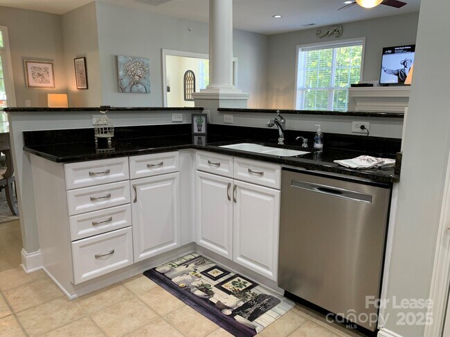 Building Photo - 9033 Rosalyn Glen Rd