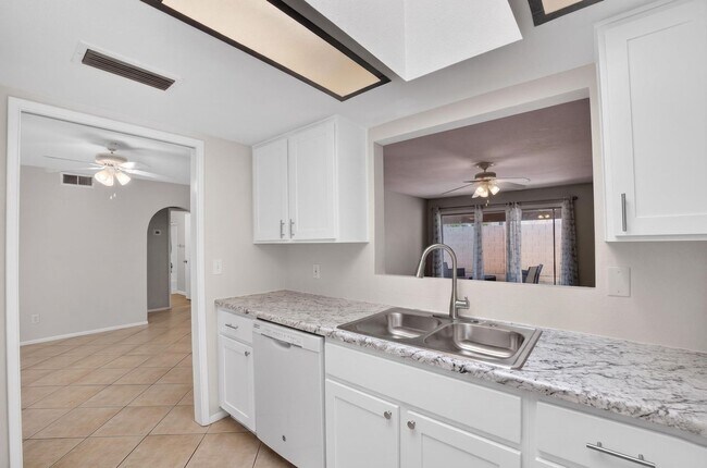 Building Photo - Modern Updated Tempe Townhome Near ASU & Downtown with Resort-Style Amenities