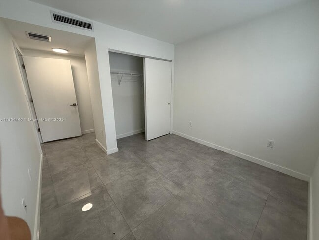 Building Photo - 14752 NE 6th Ave