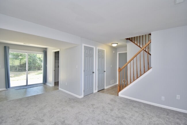 Building Photo - 647 Regent Rd