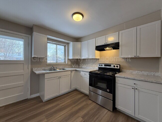 Building Photo - 3055 Carson St