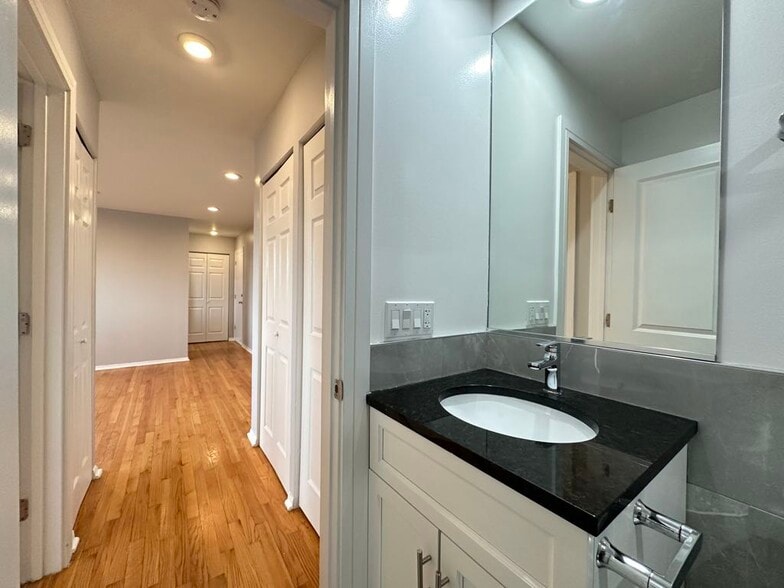 Building Photo - 6954 N Sheridan Rd