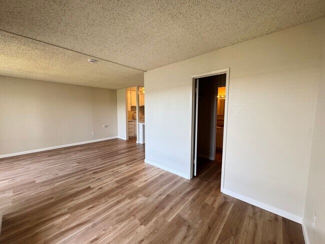 Building Photo - $500 MOVE IN SPECIAL!!! Studio Condo Available at Watergate Complex in Emeryville!
