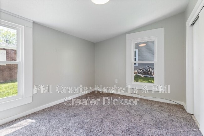 Building Photo - 300 W Railroad St
