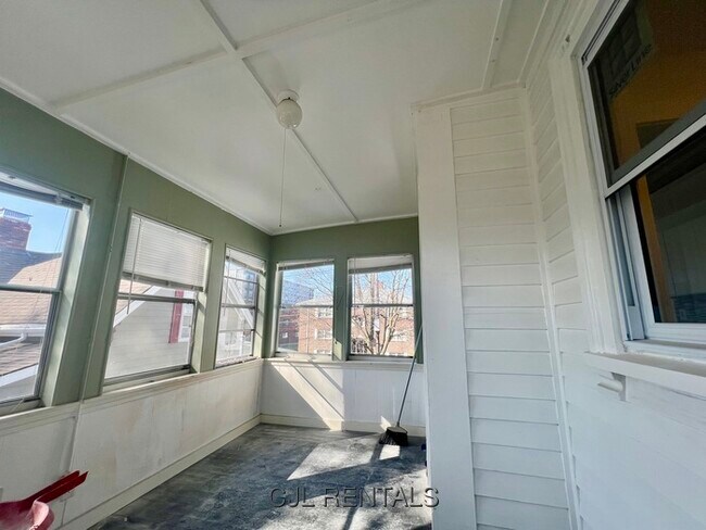 Building Photo - 50 Pond St