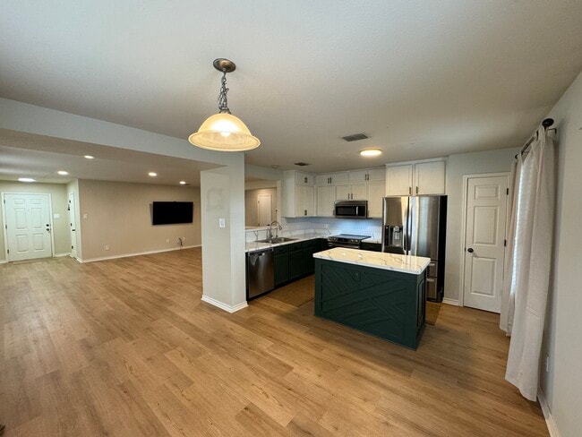 Building Photo - 1600 Knight Trail