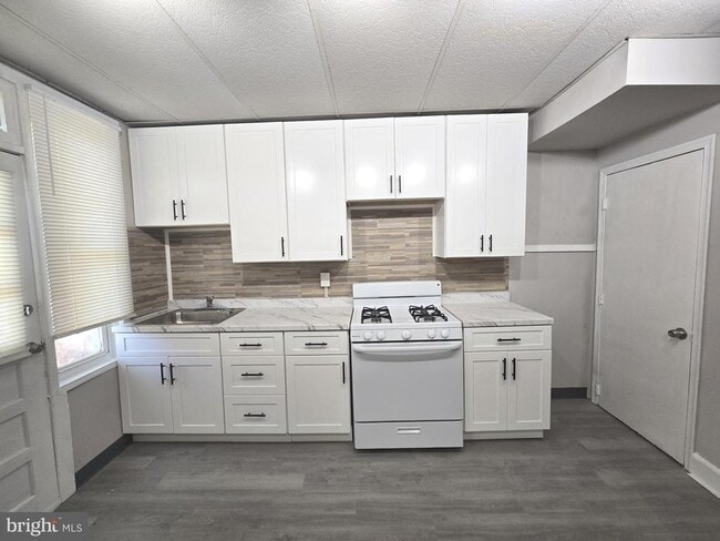 Building Photo - 2642 S 67th St