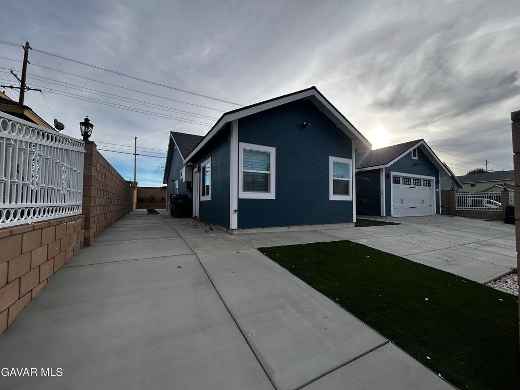 Building Photo - 3838 Balmont St