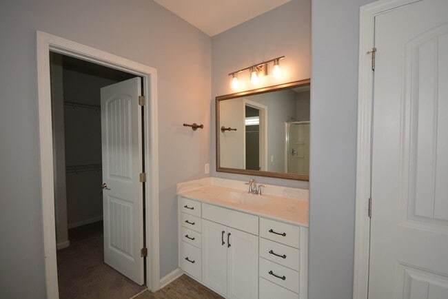 Building Photo - "Luxurious 5-Bed in, Pooler!"