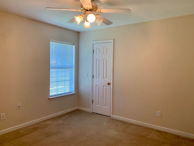 Building Photo - 2/2 For Rent in Barnett Bend!