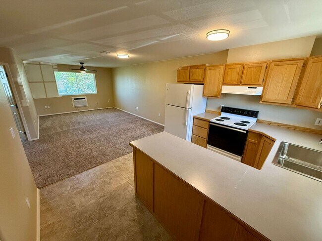 Building Photo - Welcome to our updated 2 bedroom, 1 bathroom apartment