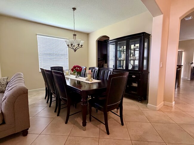 Building Photo - 3,261 SF Fully Furnished 5-Bed Gem | Just Bring Your Suitcase!