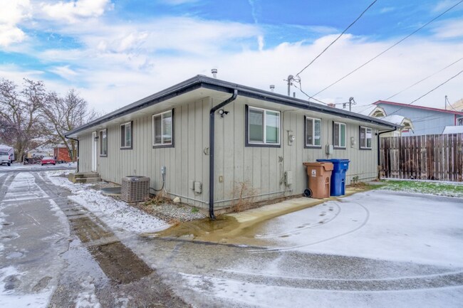 Building Photo - 818 E Princeton Ave