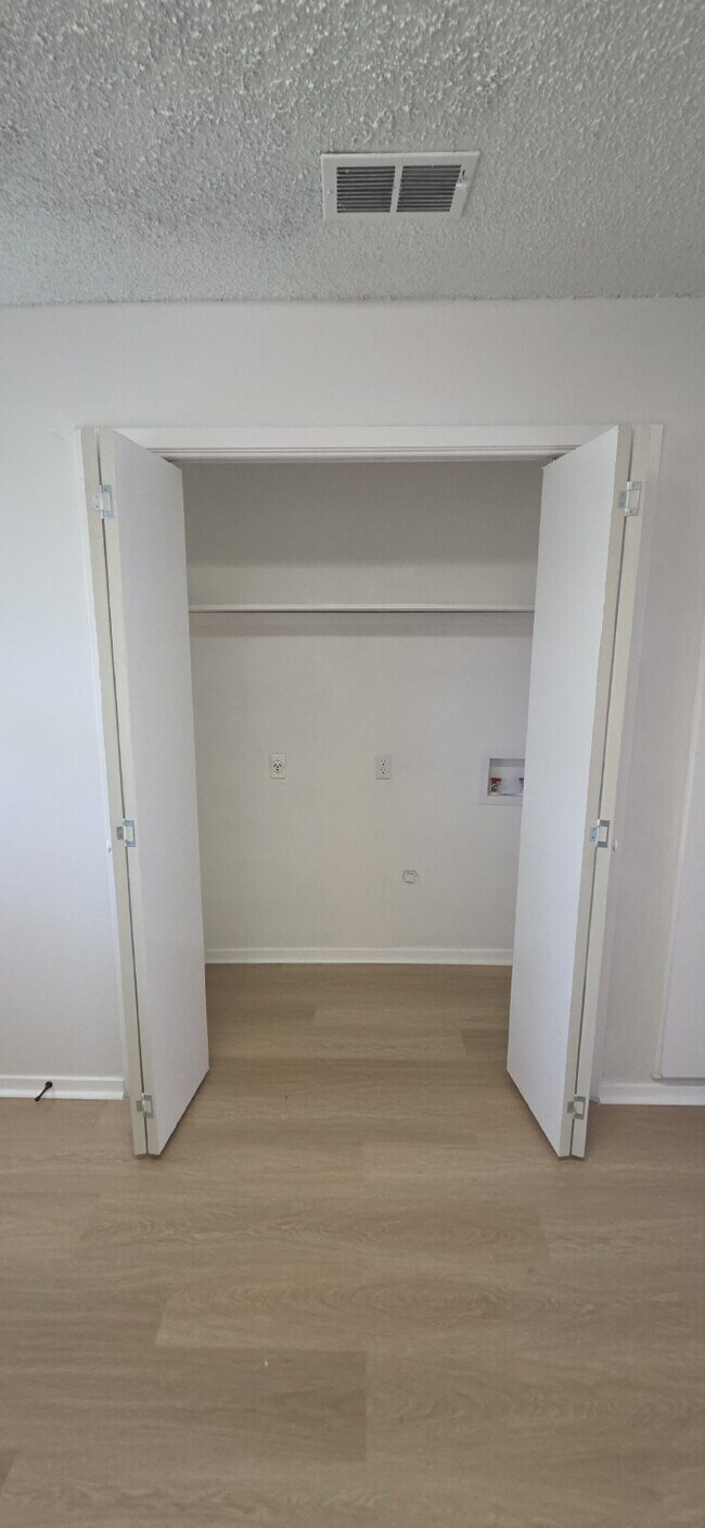 Building Photo - Beautifully remodeled first-floor condo with 2 bed & 2 bath