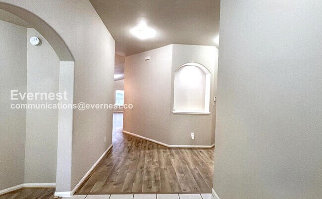 Building Photo - 3 Bed, 2 Bath Home with Fenced Yard & Garage / Pet-Friendly / Available Now!