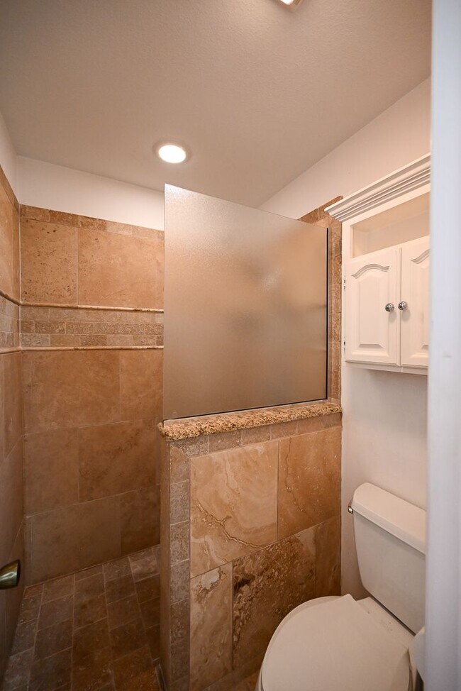 Building Photo - Beautiful 3 bedroom 2 bath Runaway Bay,  TX