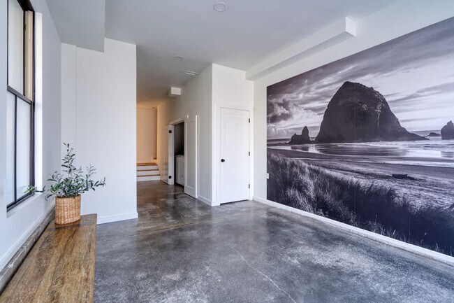 Building Photo - 516 NE 56th Ave