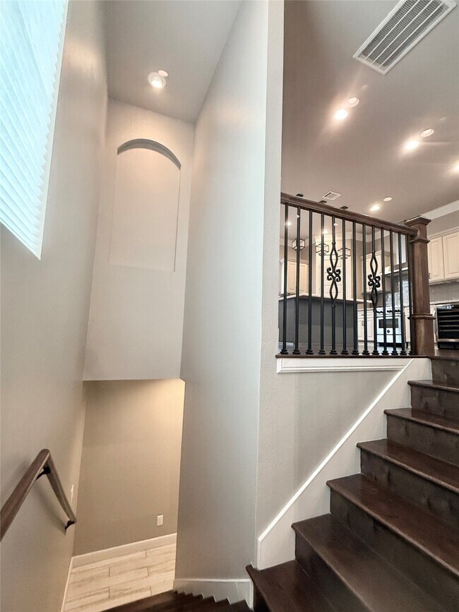 Building Photo - 2116 Couch St