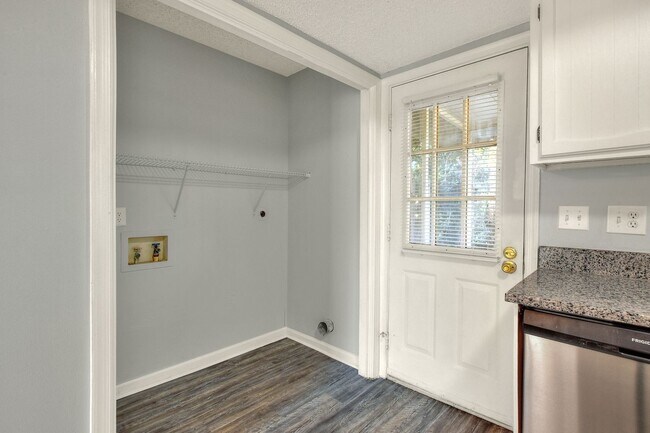 Building Photo - Two-Bedroom Townhouse near Park