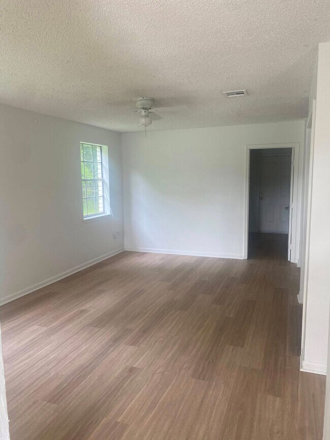 Building Photo - 300 Rials Dr