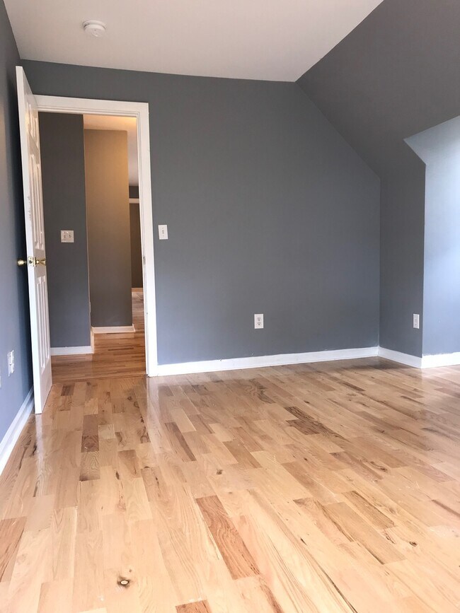 Building Photo - 32 Truman St