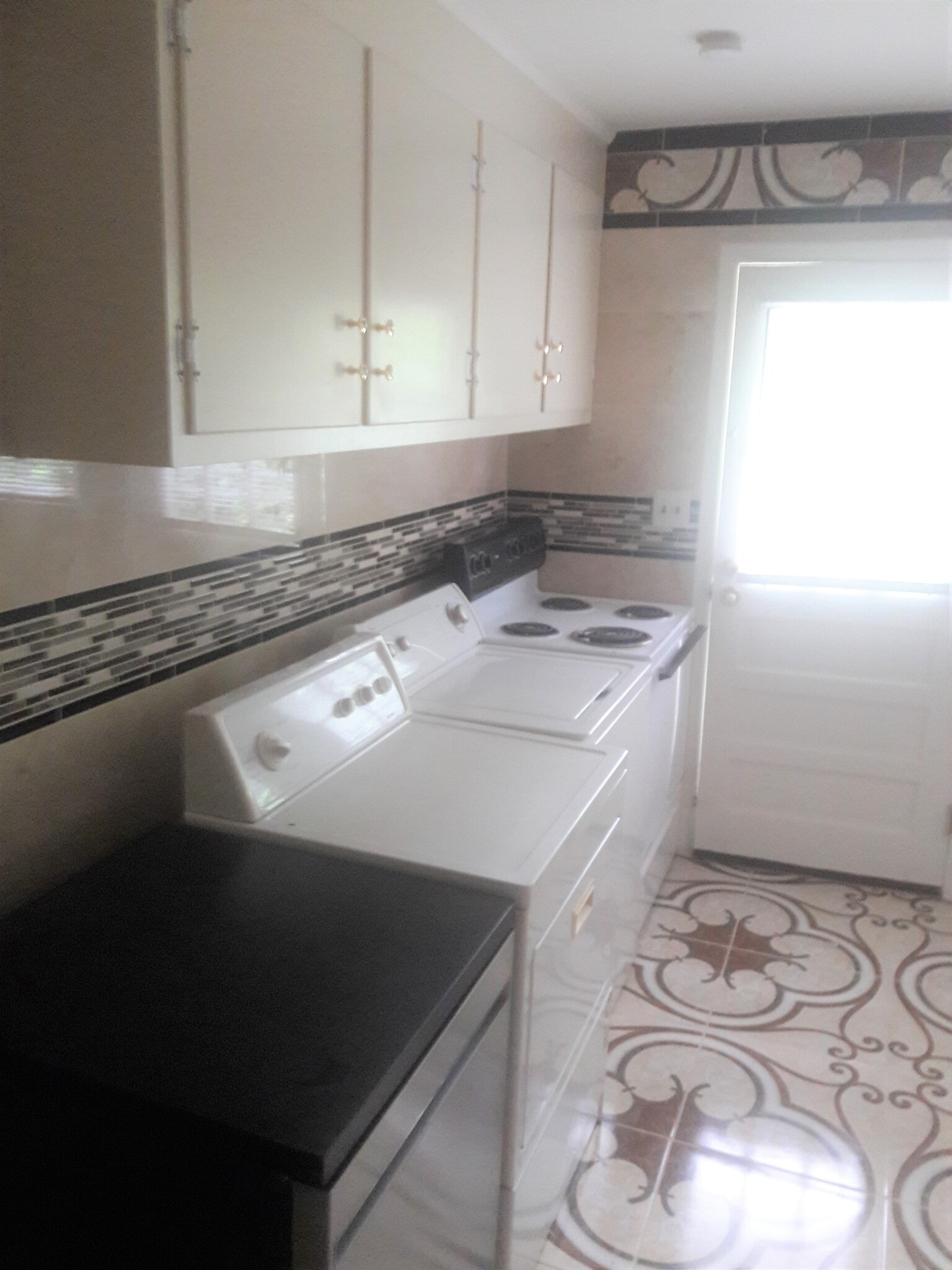 Kitchen and Laundry Area - 914 S Main St