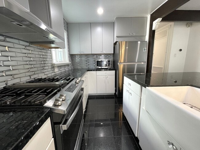 Building Photo - 8824 Tyrone Ave