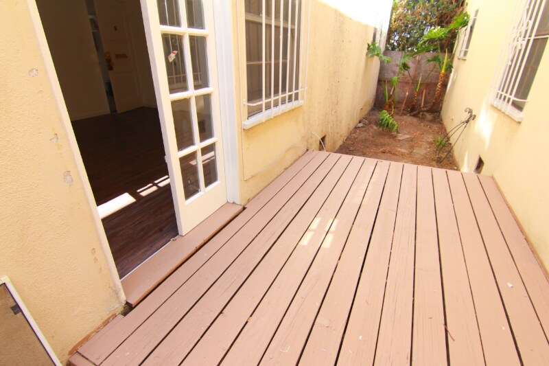 Building Photo - 5940 Melrose Ave