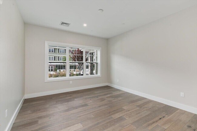 Building Photo - 65 Pointe Pl