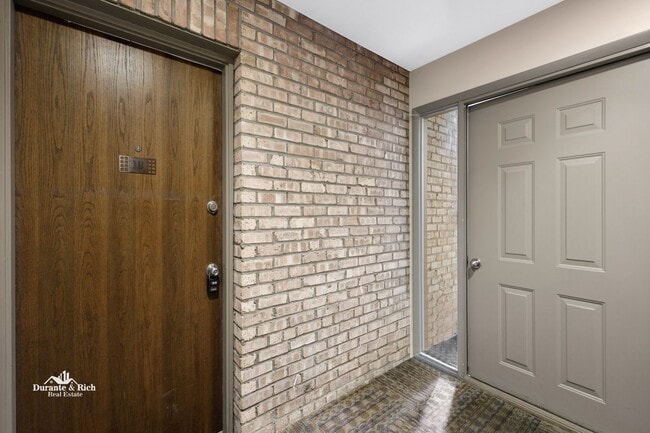 Building Photo - One Bed One Bath Four Lakes