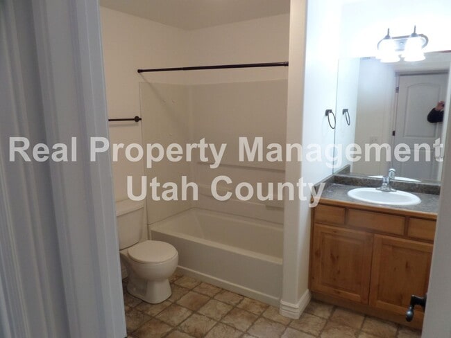 Building Photo - Darling Condo available