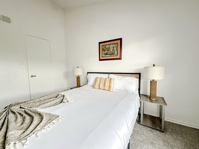 Building Photo - 1071 Clayton Ln