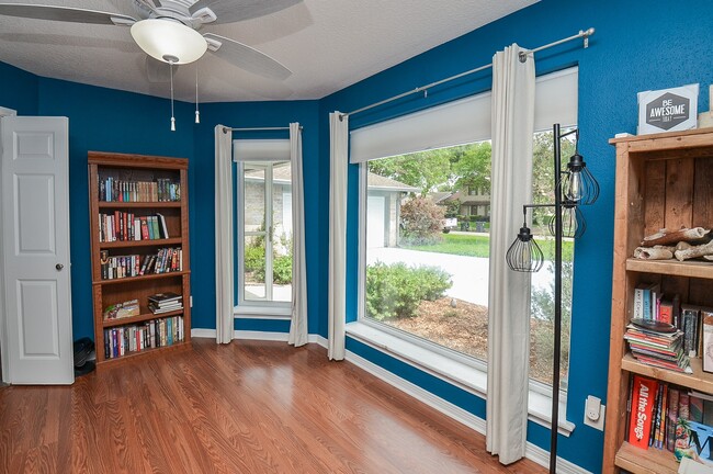 Building Photo - 827 Millpond Dr