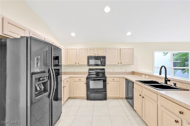 Building Photo - 15015 Savannah Dr