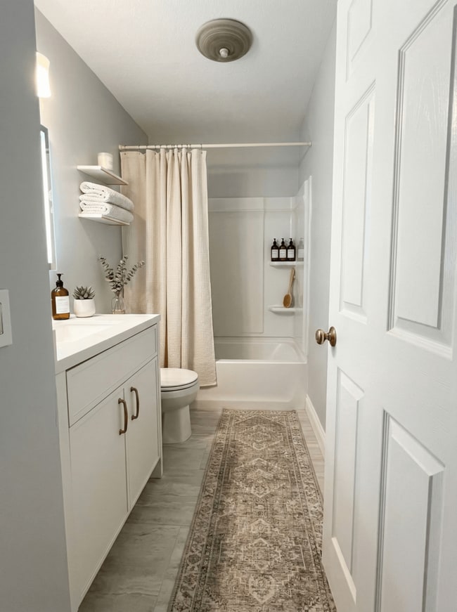 Building Photo - Charming 2BD Home w/ High Ceilings & Spacious Backyard – 4/3