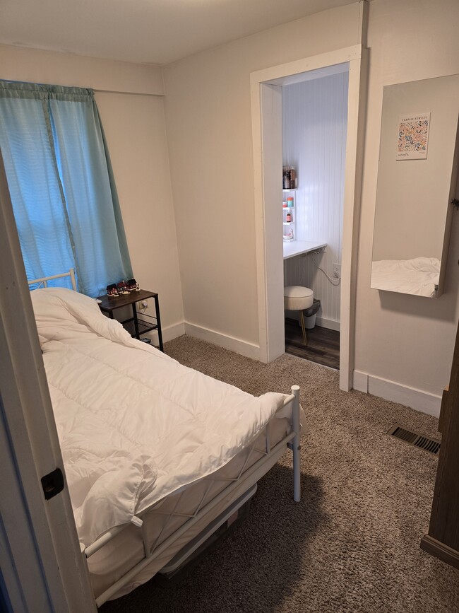 Building Photo - Bank Street