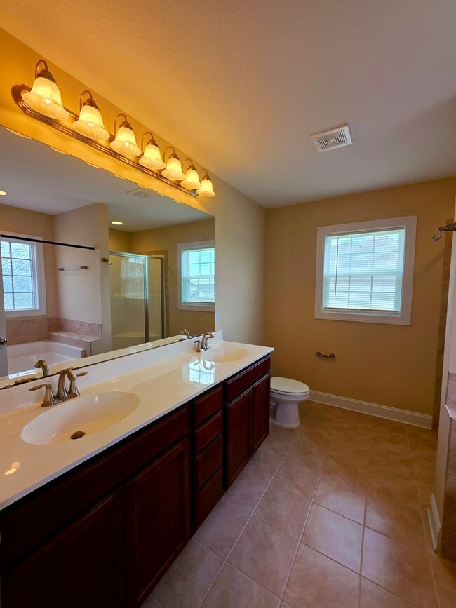 Building Photo - 4 BD in Stateside