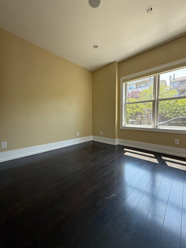 Building Photo - Fabulous Queen Anne Home with LOTS of EXTRAS!
