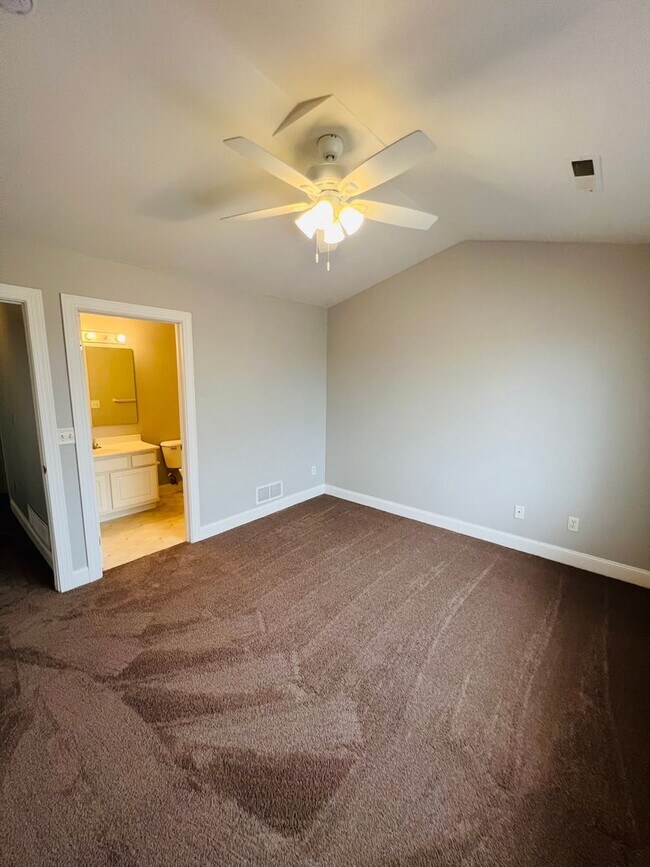 Building Photo - RENOVATED 4 bed 3.5 bath Duplex - Available for IMMEDIATE move in