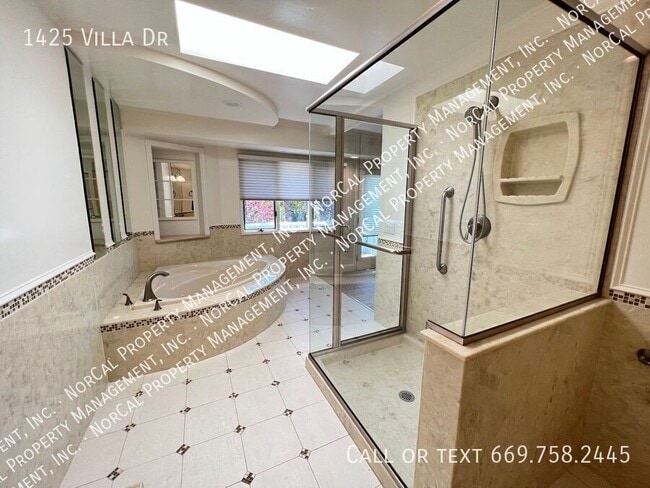 Building Photo - 1425 Villa Dr