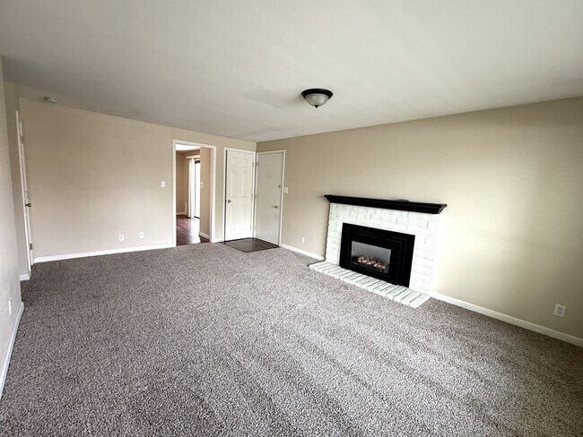 Building Photo - Adorable townhome in the desirable Woodside-Sparks community!