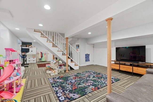Building Photo - 40 Oakwood Ave