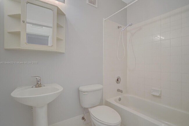 Building Photo - 1013 Shoma Dr