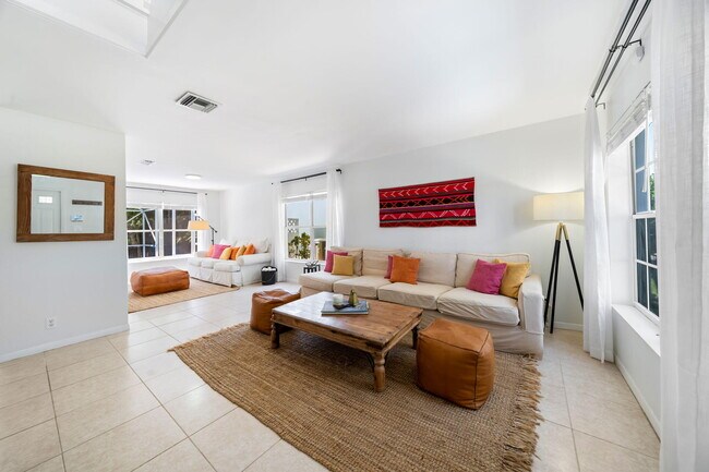 Building Photo - 1527 S Club Dr