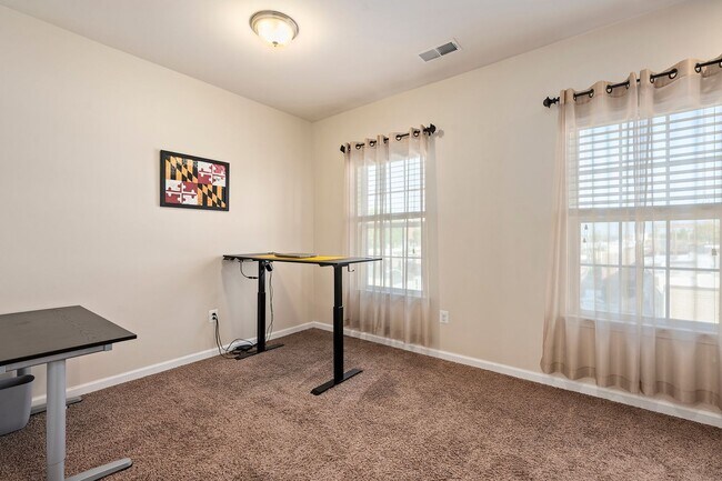 Building Photo - Luxury 3-Bed, 4-Bath Townhouse with Modern Amenities