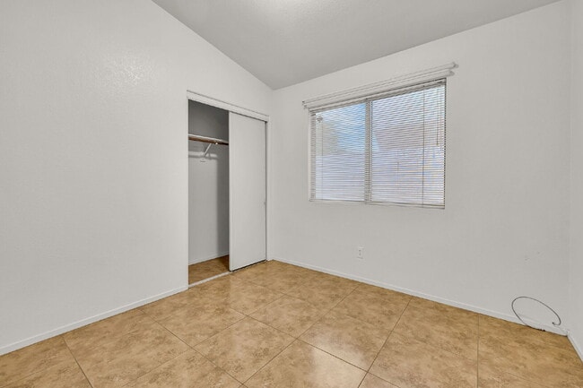 Building Photo - "Charming 3-Bed Oasis with 2 Full Baths in Las Vegas – 1,289 Sq Ft of Comfort!"