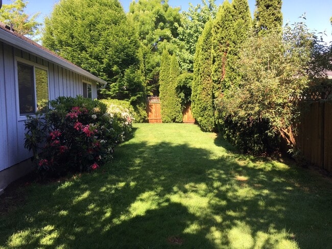 Building Photo - Beautiful 3 bedroom 2 bath home